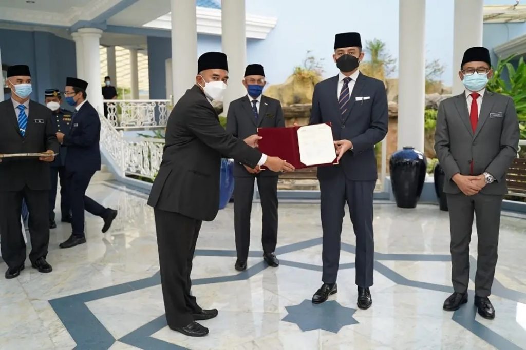 Pemangku Raja Pahang Serah Surat Pelantikan Naib Canselor Universiti